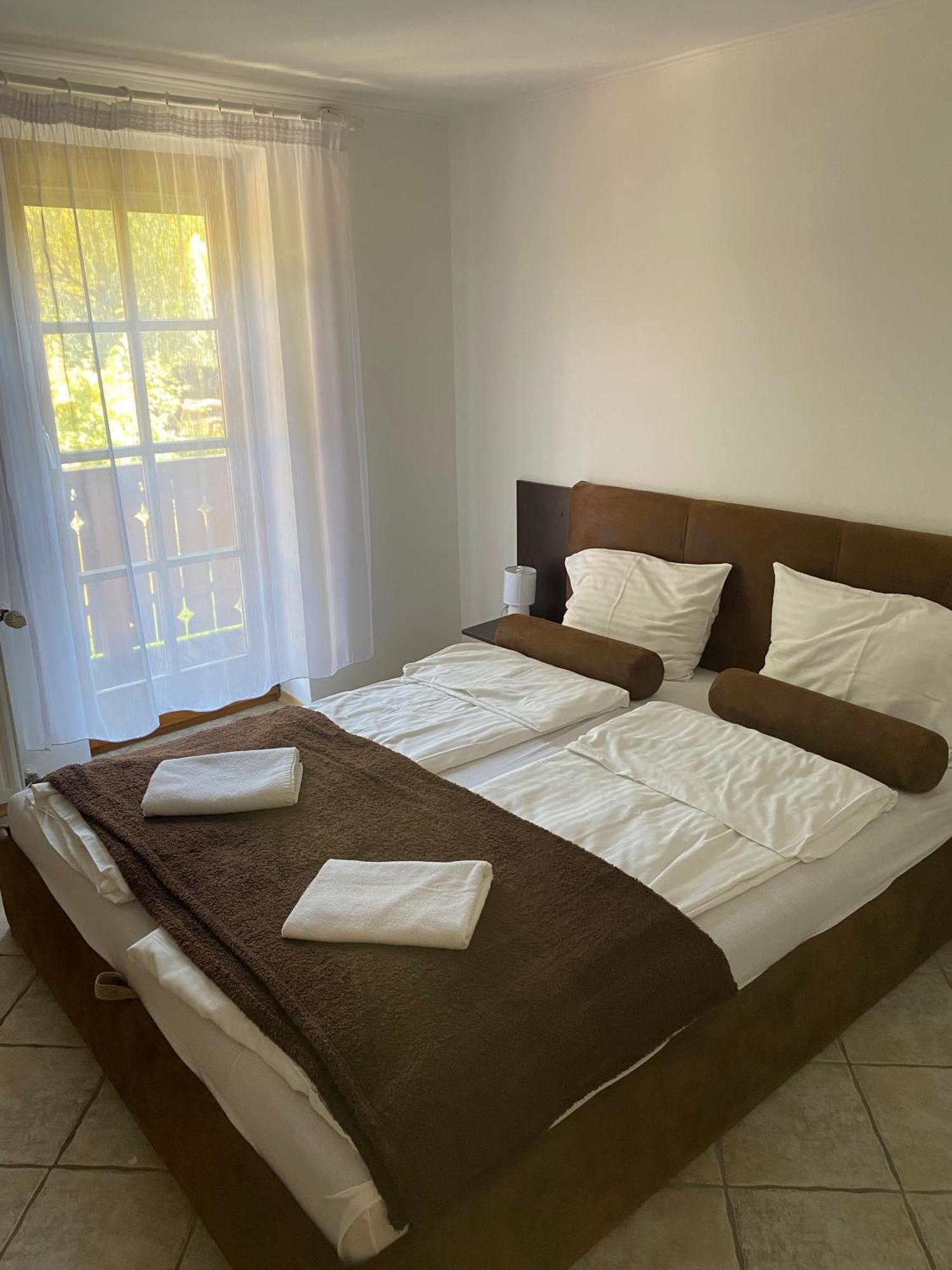Haus Lucia Apartment Eger Ngoại thất bức ảnh
