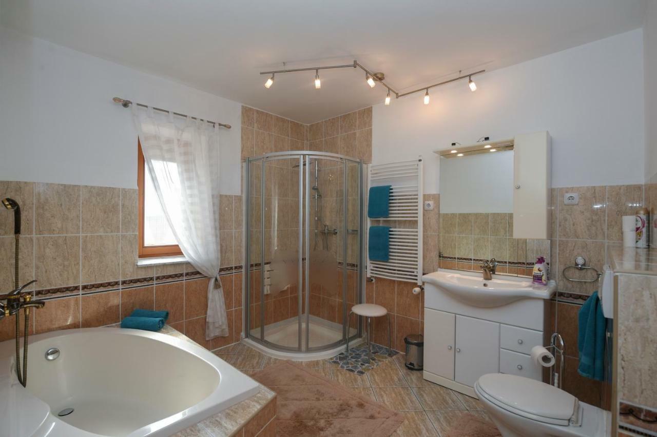 Haus Lucia Apartment Eger Ngoại thất bức ảnh